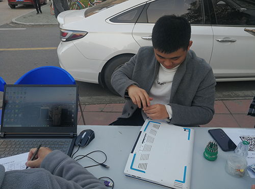 計(jì)算機(jī)信息技術(shù)學(xué)院開(kāi)展黨員服務(wù)活動(dòng) 助力信息化建設(shè)